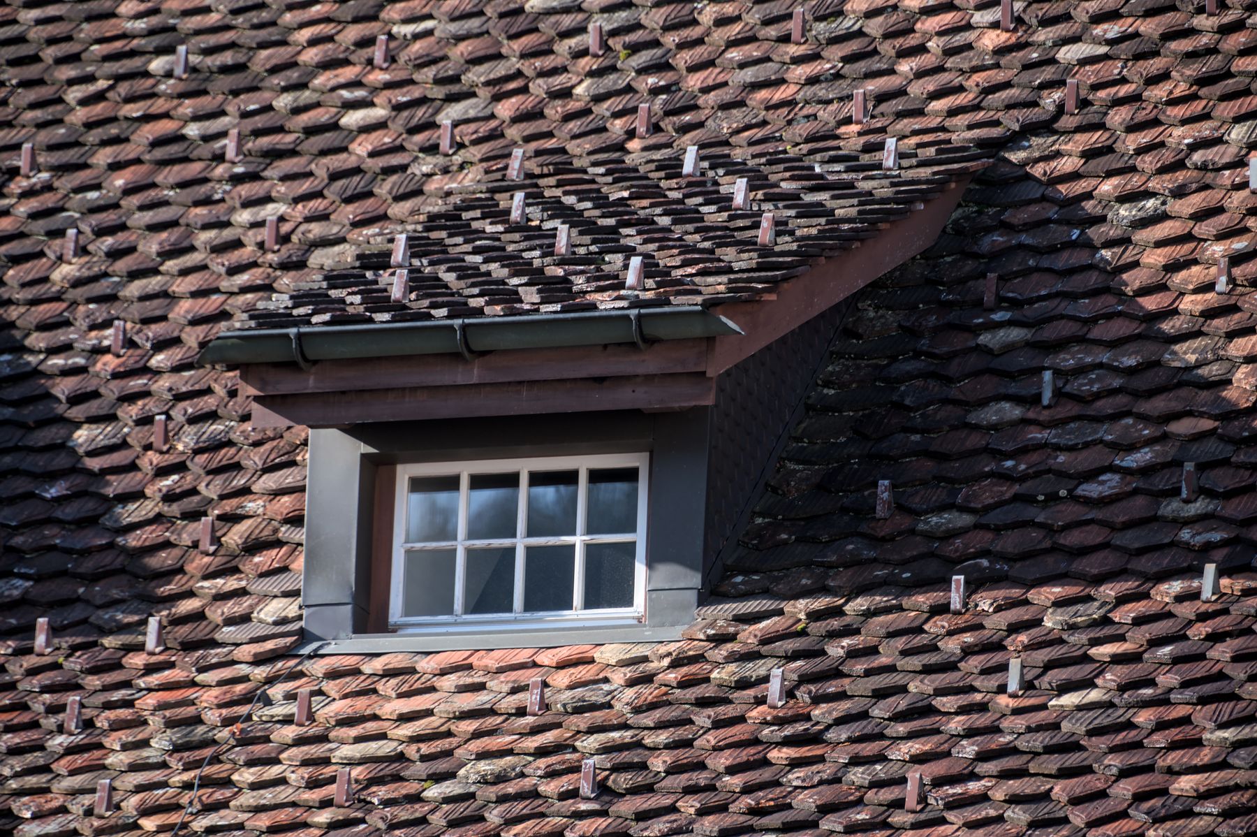 Altes Dach mit Gaube vor der Sanierung